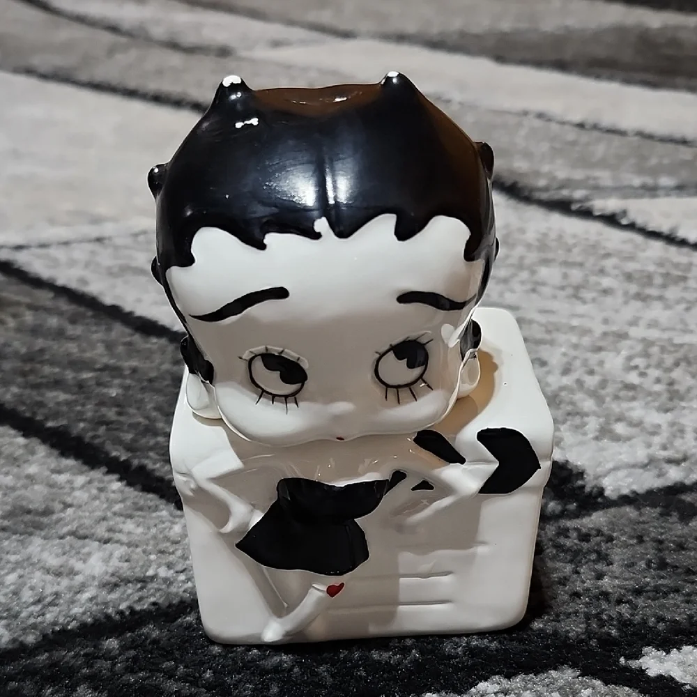 VINTAGE BETTY BOOP 1995 COLLECTIBLE SALT & PEPPER SHAKER SET